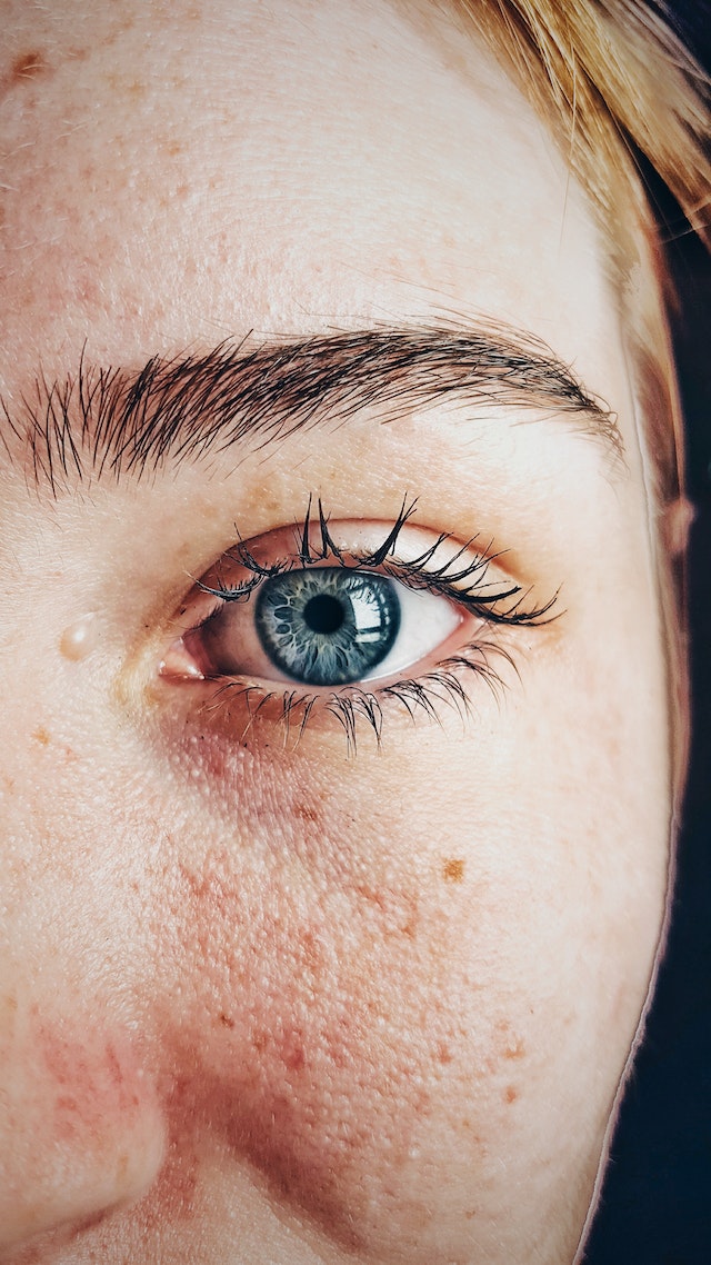 Czy warto stosować preparaty na oczy?